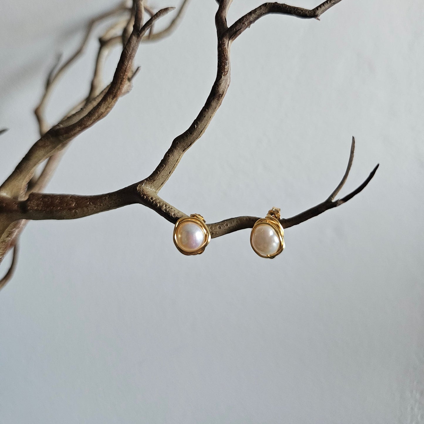 clio_pearl_studs02