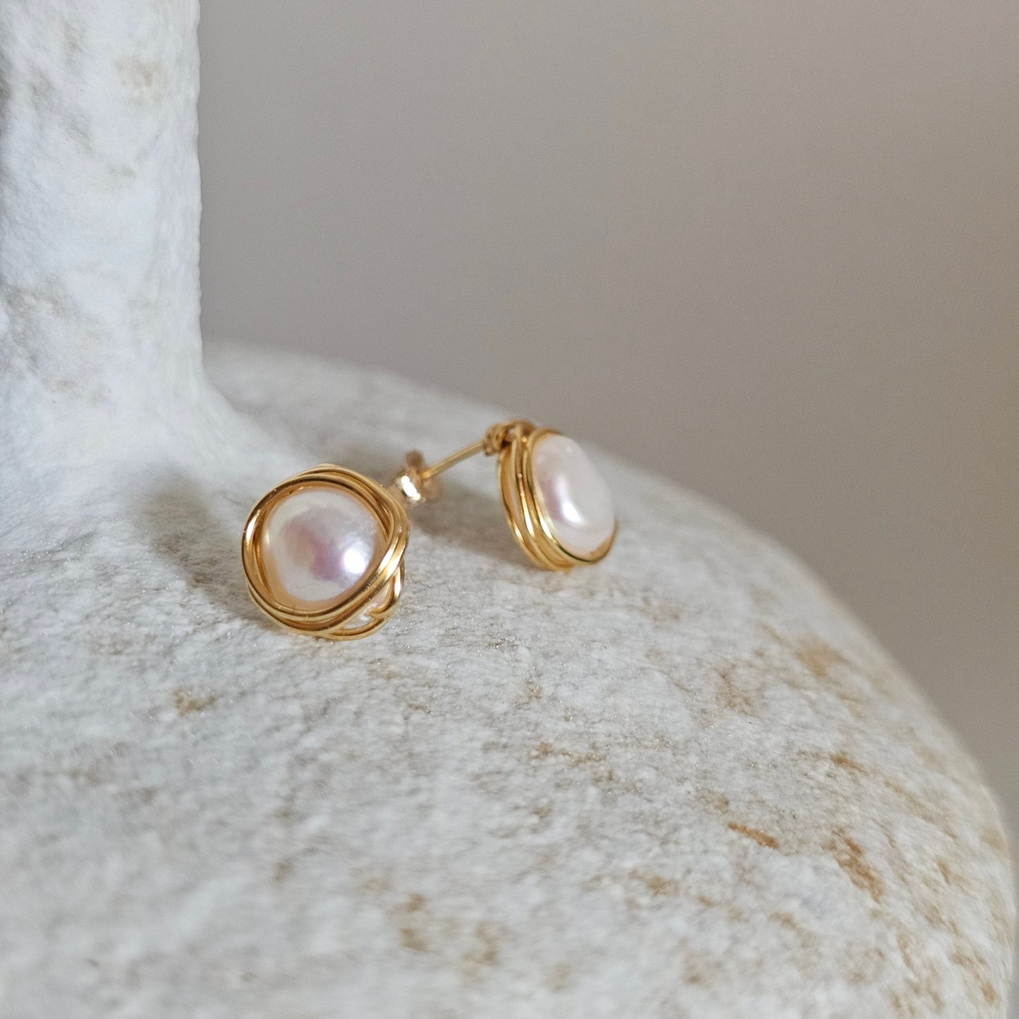 clio_pearl_studs03